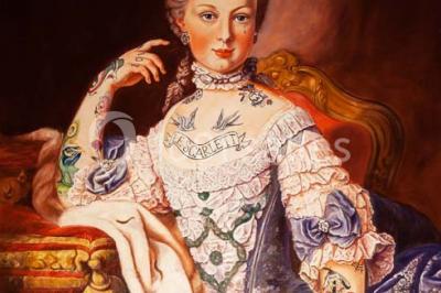 Personne en costume buvant un verre dans un bar faiblement éclairé, avec des lumières floues en arrière-plan.