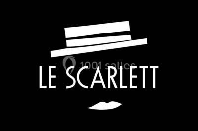 Étagères remplies de verres illuminés par des lumières tamisées dans un bar à l'ambiance sombre.