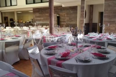 Plan schématique montrant l'emplacement de commerces près de l'autoroute A57, avec indications des sorties principales.