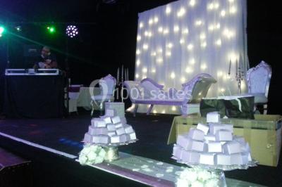 Plan schématique montrant l'emplacement de commerces près de l'autoroute A57, avec indications des sorties principales.