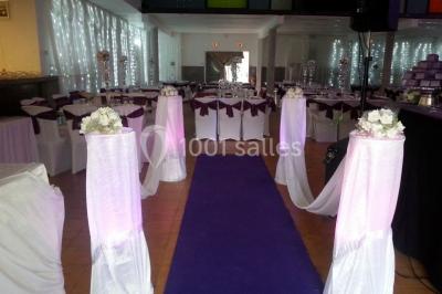 Plan schématique montrant l'emplacement de commerces près de l'autoroute A57, avec indications des sorties principales.