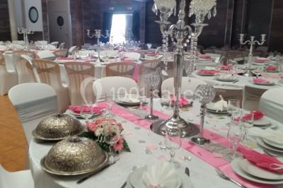 Plan schématique montrant l'emplacement de commerces près de l'autoroute A57, avec indications des sorties principales.