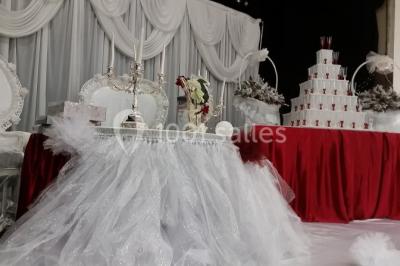 Plan schématique montrant l'emplacement de commerces près de l'autoroute A57, avec indications des sorties principales.