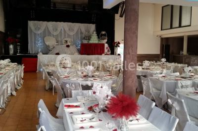 Plan schématique montrant l'emplacement de commerces près de l'autoroute A57, avec indications des sorties principales.