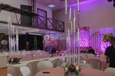 Plan schématique montrant l'emplacement de commerces près de l'autoroute A57, avec indications des sorties principales.