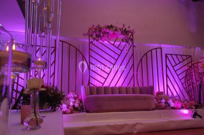 Plan schématique montrant l'emplacement de commerces près de l'autoroute A57, avec indications des sorties principales.