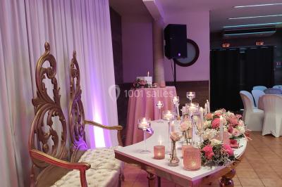 Plan schématique montrant l'emplacement de commerces près de l'autoroute A57, avec indications des sorties principales.