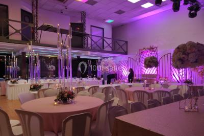 Plan schématique montrant l'emplacement de commerces près de l'autoroute A57, avec indications des sorties principales.