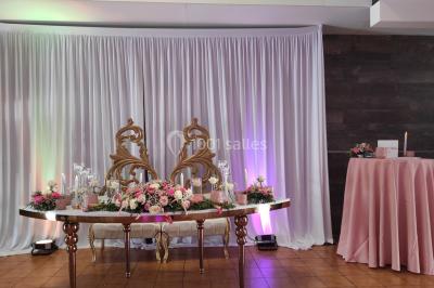 Plan schématique montrant l'emplacement de commerces près de l'autoroute A57, avec indications des sorties principales.