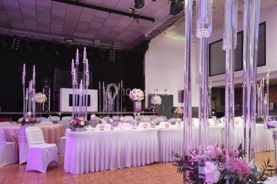 Plan schématique montrant l'emplacement de commerces près de l'autoroute A57, avec indications des sorties principales.