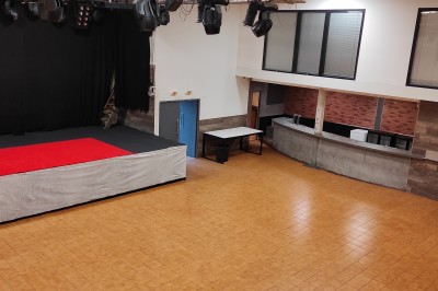 Plan schématique montrant l'emplacement de commerces près de l'autoroute A57, avec indications des sorties principales.