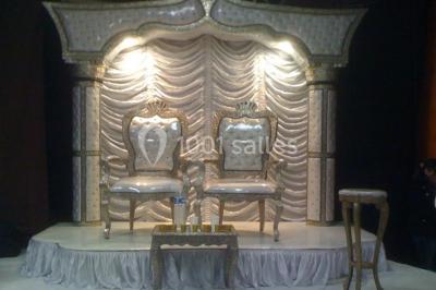 Plan schématique montrant l'emplacement de commerces près de l'autoroute A57, avec indications des sorties principales.