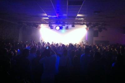 Plan schématique montrant l'emplacement de commerces près de l'autoroute A57, avec indications des sorties principales.