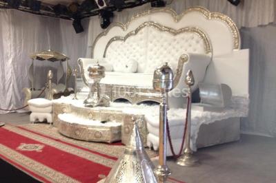 Plan schématique montrant l'emplacement de commerces près de l'autoroute A57, avec indications des sorties principales.