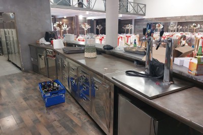 Plan schématique montrant l'emplacement de commerces près de l'autoroute A57, avec indications des sorties principales.