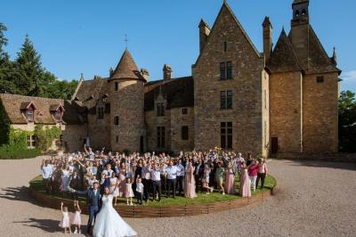 Miniature Location salle Vallon-en-Sully (Allier) - Château de Peufeilhoux #1 Une affiche décrivant une offre de mariage ’Formule Prestige’ avec détails sur services inclus et prix, sur fond décoratif…