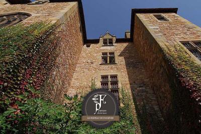 Miniature Location salle Vallon-en-Sully (Allier) - Château de Peufeilhoux #2 Une affiche décrivant une offre de mariage ’Formule Prestige’ avec détails sur services inclus et prix, sur fond décoratif…