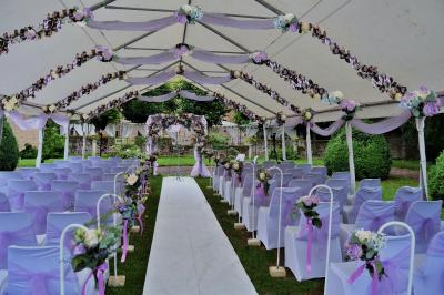 Miniature Barnum avec bancs fourni gratuitement dans le forfait pour cérémonie civile Une affiche décrivant une offre de mariage ’Formule Prestige’ avec détails sur services inclus et prix, sur fond décoratif…