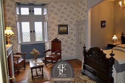 Miniature Chambre du Baron Une affiche décrivant une offre de mariage ’Formule Prestige’ avec détails sur services inclus et prix, sur fond décoratif…