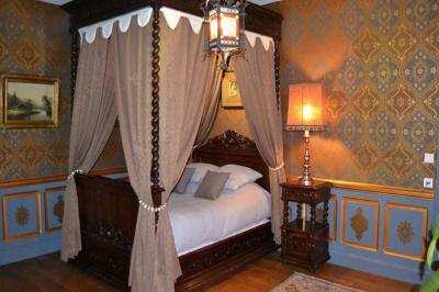 Miniature Chambre Louis XIII Une affiche décrivant une offre de mariage ’Formule Prestige’ avec détails sur services inclus et prix, sur fond décoratif…