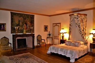 Miniature Chambre Pompadour Une affiche décrivant une offre de mariage ’Formule Prestige’ avec détails sur services inclus et prix, sur fond décoratif…