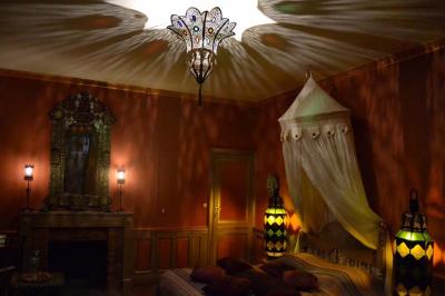 Miniature Chambre Shéhérazade Une affiche décrivant une offre de mariage ’Formule Prestige’ avec détails sur services inclus et prix, sur fond décoratif…