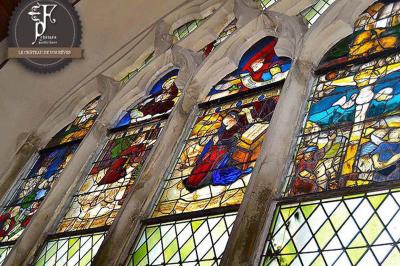 Miniature Chapelle du château Une affiche décrivant une offre de mariage ’Formule Prestige’ avec détails sur services inclus et prix, sur fond décoratif…