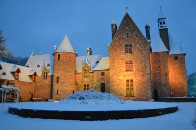 Miniature Fabuleux en hiver Une affiche décrivant une offre de mariage ’Formule Prestige’ avec détails sur services inclus et prix, sur fond décoratif…