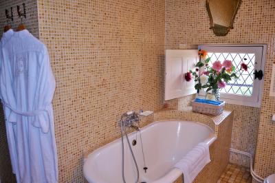 Miniature Salle de bain chambre Anne de Bretagne Une affiche décrivant une offre de mariage ’Formule Prestige’ avec détails sur services inclus et prix, sur fond décoratif…