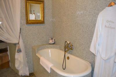 Miniature Salle de bain chambre Pompadour Une affiche décrivant une offre de mariage ’Formule Prestige’ avec détails sur services inclus et prix, sur fond décoratif…