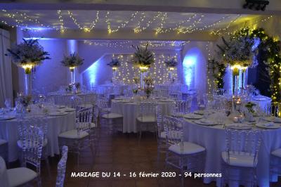 Miniature Salle de mariage 110 personnes autour de tables Une affiche décrivant une offre de mariage ’Formule Prestige’ avec détails sur services inclus et prix, sur fond décoratif…