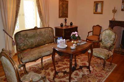 Miniature Salon chambre Pompadour Une affiche décrivant une offre de mariage ’Formule Prestige’ avec détails sur services inclus et prix, sur fond décoratif…