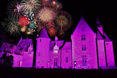 Miniature Spectacle nocturne offert gratuitement dans le forfait Une affiche décrivant une offre de mariage ’Formule Prestige’ avec détails sur services inclus et prix, sur fond décoratif…