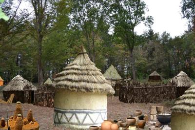 Miniature Village africain Une affiche décrivant une offre de mariage ’Formule Prestige’ avec détails sur services inclus et prix, sur fond décoratif…