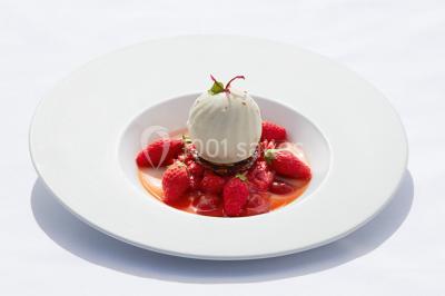 Salle de restaurant lumineuse avec tables dressées, chaises violettes, luminaires dorés et grandes baies vitrées.