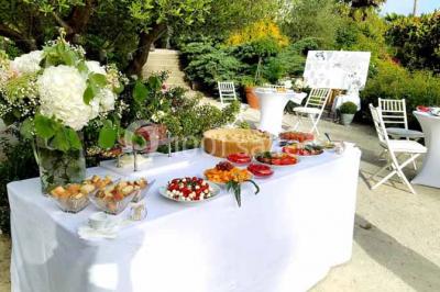 Miniature Location salle Saint-Jean-le-Thomas (Manche) - Château Les Hauts - Mont St Michel #4 Robinetterie ancienne en laiton avec inscriptions ’chaud’, ’froid’ et ’vidage’, au-dessus d'un lavabo blanc.