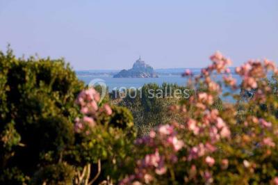 Miniature Location salle Saint-Jean-le-Thomas (Manche) - Château Les Hauts - Mont St Michel #2 Robinetterie ancienne en laiton avec inscriptions ’chaud’, ’froid’ et ’vidage’, au-dessus d'un lavabo blanc.