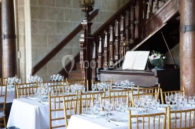 Miniature Location salle Saint-Jean-le-Thomas (Manche) - Château Les Hauts - Mont St Michel #16 Robinetterie ancienne en laiton avec inscriptions ’chaud’, ’froid’ et ’vidage’, au-dessus d'un lavabo blanc.