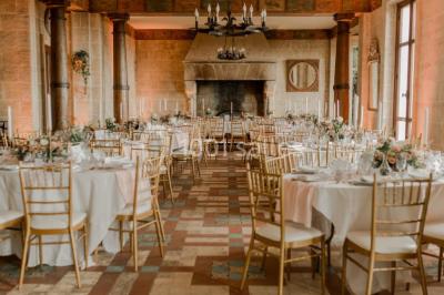 Miniature Location salle Saint-Jean-le-Thomas (Manche) - Château Les Hauts - Mont St Michel #14 Robinetterie ancienne en laiton avec inscriptions ’chaud’, ’froid’ et ’vidage’, au-dessus d'un lavabo blanc.