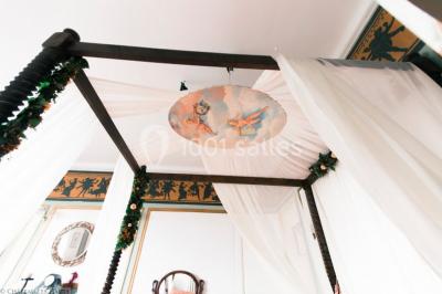 Miniature Location salle Saint-Jean-le-Thomas (Manche) - Château Les Hauts - Mont St Michel #22 Robinetterie ancienne en laiton avec inscriptions ’chaud’, ’froid’ et ’vidage’, au-dessus d'un lavabo blanc.