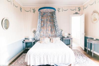 Miniature Location salle Saint-Jean-le-Thomas (Manche) - Château Les Hauts - Mont St Michel #20 Robinetterie ancienne en laiton avec inscriptions ’chaud’, ’froid’ et ’vidage’, au-dessus d'un lavabo blanc.