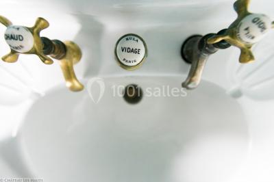 Miniature Location salle Saint-Jean-le-Thomas (Manche) - Château Les Hauts - Mont St Michel #24 Robinetterie ancienne en laiton avec inscriptions ’chaud’, ’froid’ et ’vidage’, au-dessus d'un lavabo blanc.