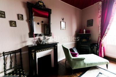 Miniature Location salle Saint-Jean-le-Thomas (Manche) - Château Les Hauts - Mont St Michel #21 Robinetterie ancienne en laiton avec inscriptions ’chaud’, ’froid’ et ’vidage’, au-dessus d'un lavabo blanc.