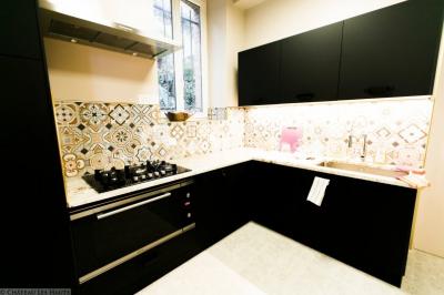 Miniature Location salle Saint-Jean-le-Thomas (Manche) - Château Les Hauts - Mont St Michel #19 Robinetterie ancienne en laiton avec inscriptions ’chaud’, ’froid’ et ’vidage’, au-dessus d'un lavabo blanc.