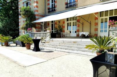 Miniature Location salle Saint-Jean-le-Thomas (Manche) - Château Les Hauts - Mont St Michel #5 Robinetterie ancienne en laiton avec inscriptions ’chaud’, ’froid’ et ’vidage’, au-dessus d'un lavabo blanc.