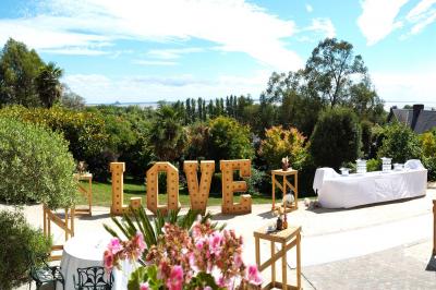 Miniature Location salle Saint-Jean-le-Thomas (Manche) - Château Les Hauts - Mont St Michel #6 Robinetterie ancienne en laiton avec inscriptions ’chaud’, ’froid’ et ’vidage’, au-dessus d'un lavabo blanc.