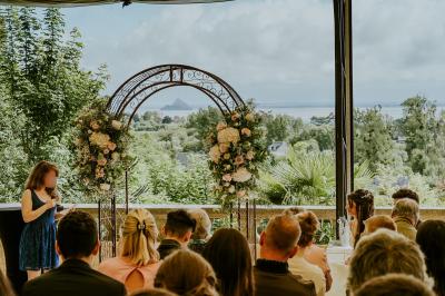 Miniature Location salle Saint-Jean-le-Thomas (Manche) - Château Les Hauts - Mont St Michel #11 Robinetterie ancienne en laiton avec inscriptions ’chaud’, ’froid’ et ’vidage’, au-dessus d'un lavabo blanc.