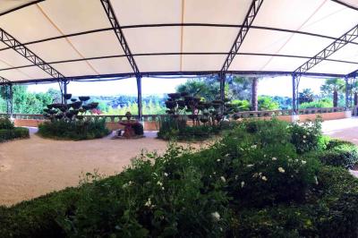 Miniature Location salle Saint-Jean-le-Thomas (Manche) - Château Les Hauts - Mont St Michel #7 Robinetterie ancienne en laiton avec inscriptions ’chaud’, ’froid’ et ’vidage’, au-dessus d'un lavabo blanc.