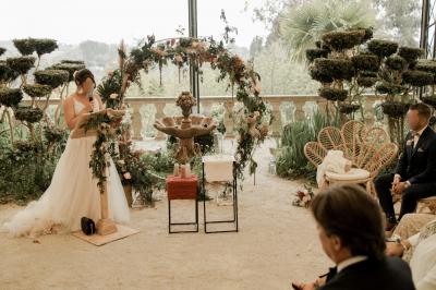 Miniature Location salle Saint-Jean-le-Thomas (Manche) - Château Les Hauts - Mont St Michel #12 Robinetterie ancienne en laiton avec inscriptions ’chaud’, ’froid’ et ’vidage’, au-dessus d'un lavabo blanc.