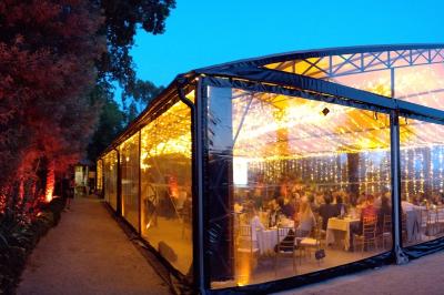 Miniature Location salle Saint-Jean-le-Thomas (Manche) - Château Les Hauts - Mont St Michel #17 Robinetterie ancienne en laiton avec inscriptions ’chaud’, ’froid’ et ’vidage’, au-dessus d'un lavabo blanc.